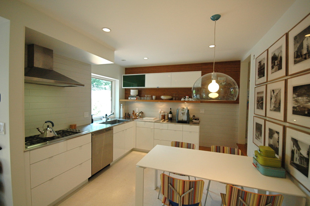 Idéer för att renovera ett funkis kök, med bänkskiva i rostfritt stål, en integrerad diskho, släta luckor, vita skåp och rostfria vitvaror