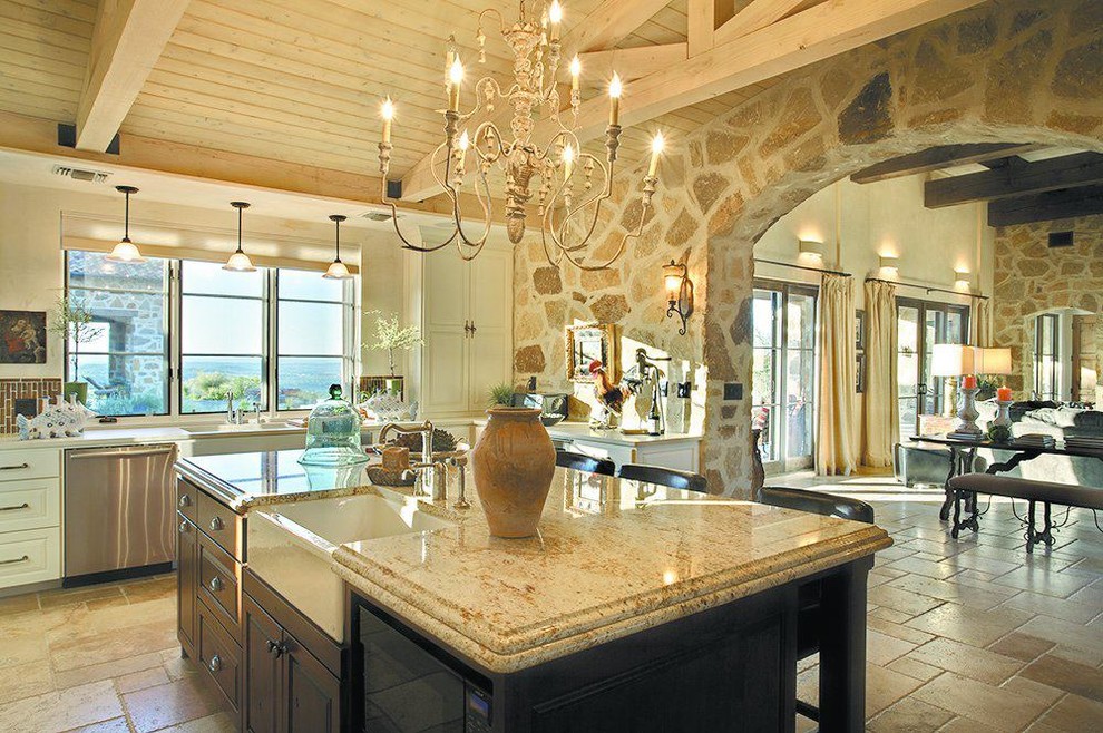 Exempel på ett stort modernt kök med öppen planlösning, med en rustik diskho, luckor med upphöjd panel, svarta skåp, granitbänkskiva, rostfria vitvaror, travertin golv och en köksö