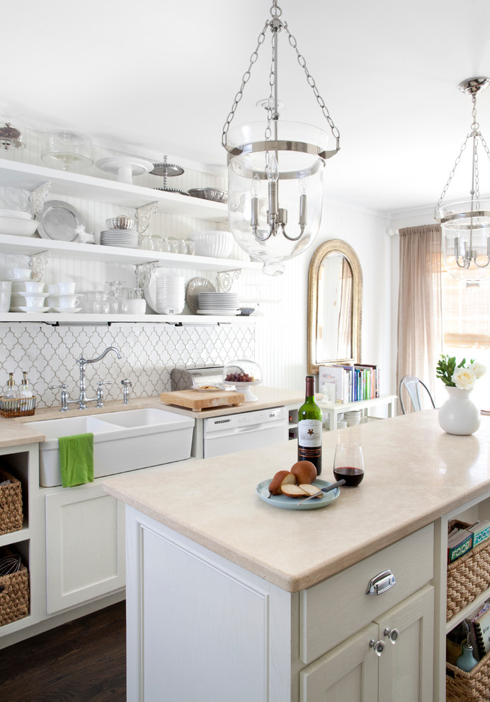 Klassische Küche mit Doppelwaschbecken, offenen Schränken, weißen Schränken und Küchenrückwand in Weiß in Phoenix