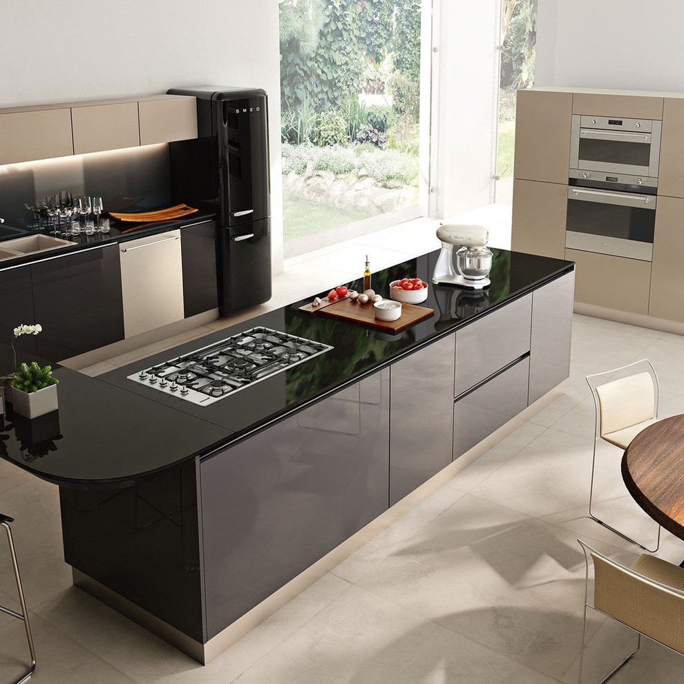 Immagine di una grande cucina moderna con lavello a doppia vasca, ante lisce, top in quarzo composito, paraspruzzi nero e paraspruzzi con lastra di vetro