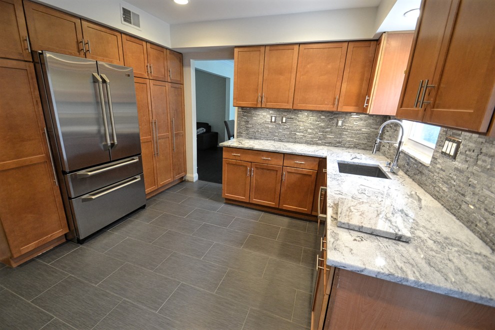 Exempel på ett avskilt modernt kök, med en undermonterad diskho, skåp i shakerstil, skåp i mellenmörkt trä, bänkskiva i kvartsit, grått stänkskydd, stänkskydd i mosaik, rostfria vitvaror och klinkergolv i porslin