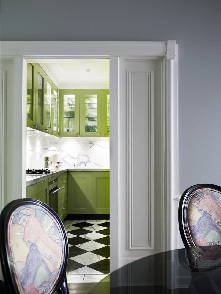 Источник вдохновения для домашнего уюта: отдельная кухня в современном стиле с стеклянными фасадами, зелеными фасадами, белым фартуком, мраморным полом, разноцветным полом и фартуком из мрамора