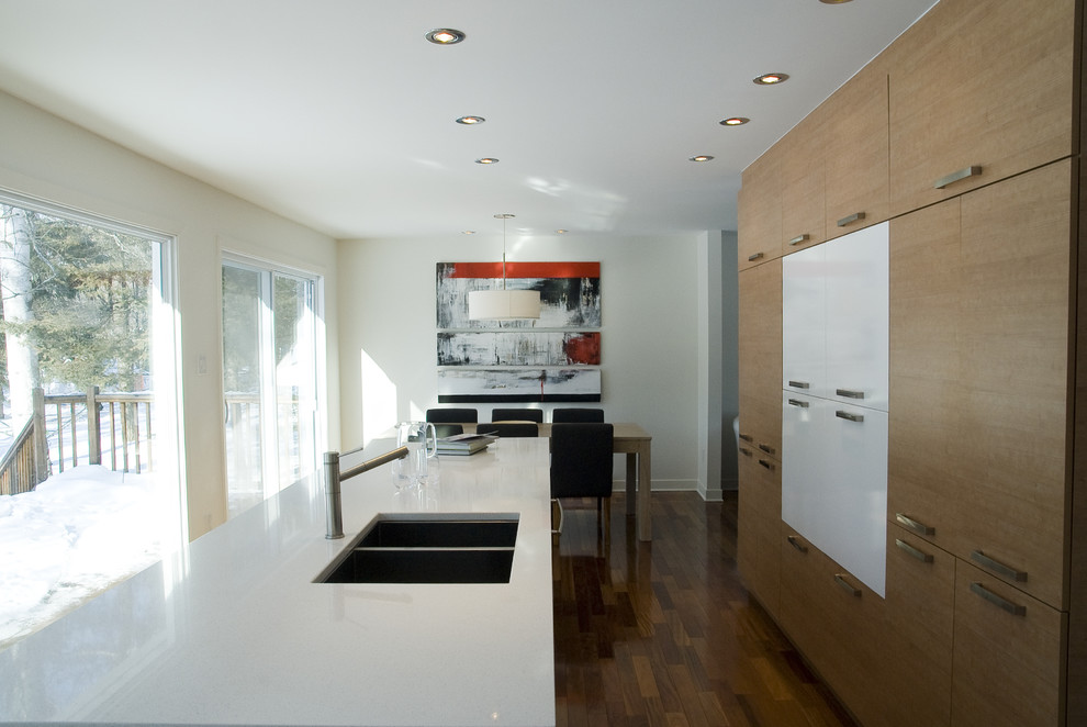 Ejemplo de cocina comedor minimalista con fregadero de doble seno, armarios con paneles lisos y puertas de armario de madera clara
