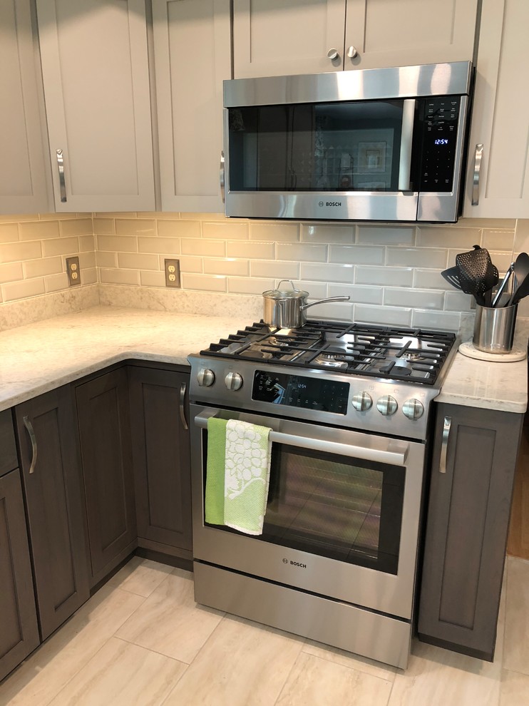 Medium sized classic l-shaped kitchen pantry with a single-bowl sink, shaker cabinets, grey cabinets, engineered stone countertops, stainless steel appliances, porcelain flooring, an island, beige floors and grey worktops.