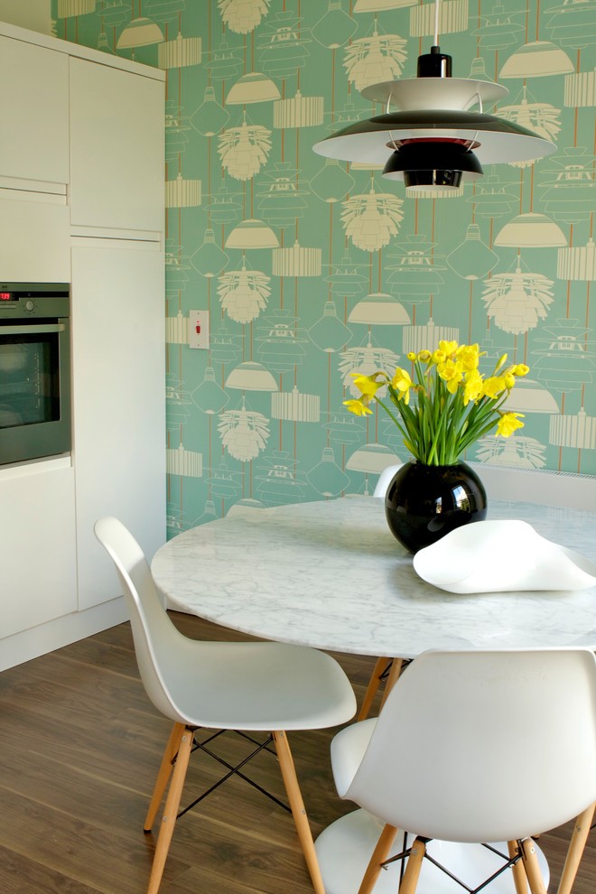 メルボルンにあるミッドセンチュリースタイルのおしゃれなキッチン (壁紙) の写真