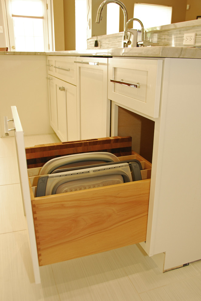 Идея дизайна: кухня среднего размера, со стиральной машиной в современном стиле