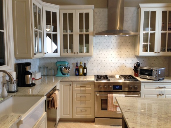 Example of a classic kitchen design in Austin