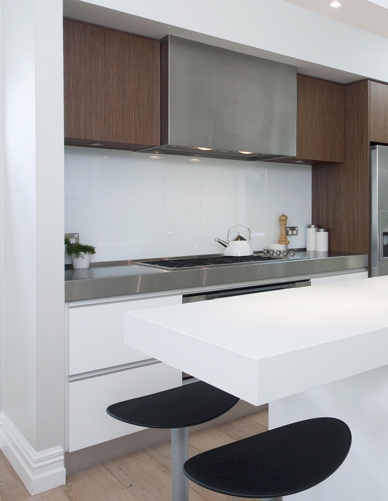 This is an example of a contemporary kitchen in Auckland.
