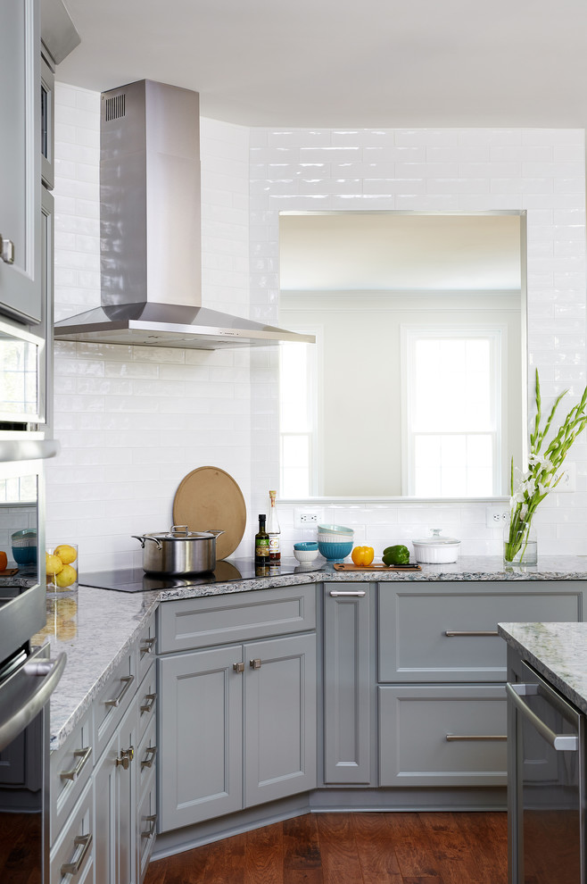 Große Klassische Wohnküche mit grauen Schränken, Küchenrückwand in Weiß, Rückwand aus Metrofliesen, Küchengeräten aus Edelstahl, braunem Holzboden und Kücheninsel in Washington, D.C.