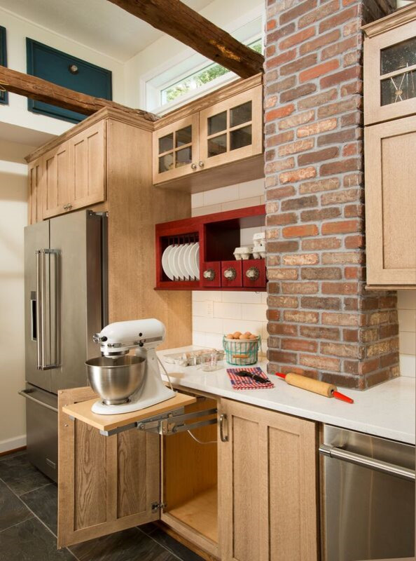 Zweizeilige, Große Landhaus Küche mit Landhausspüle, Küchenrückwand in Weiß, Rückwand aus Keramikfliesen und Schieferboden in Washington, D.C.