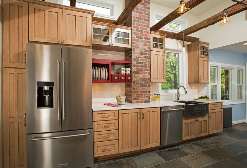 Modelo de cocina de estilo de casa de campo grande con fregadero sobremueble, salpicadero blanco, salpicadero de azulejos de cerámica y suelo de pizarra