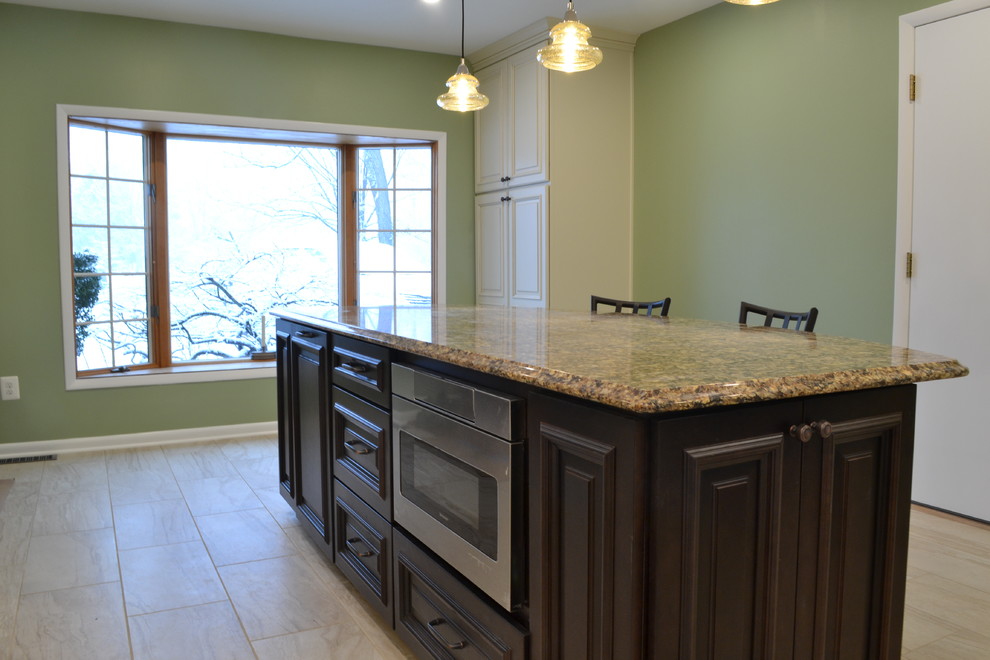Inredning av ett klassiskt mellanstort flerfärgad flerfärgat kök och matrum, med en enkel diskho, luckor med upphöjd panel, bänkskiva i kvarts, flerfärgad stänkskydd, stänkskydd i mosaik, rostfria vitvaror, klinkergolv i porslin, en köksö och beiget golv