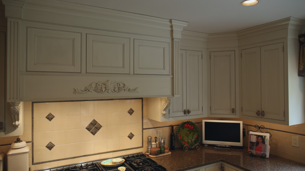 Idéer för ett klassiskt kök, med en undermonterad diskho, luckor med profilerade fronter, granitbänkskiva, flerfärgad stänkskydd, stänkskydd i keramik, integrerade vitvaror, klinkergolv i porslin och en köksö