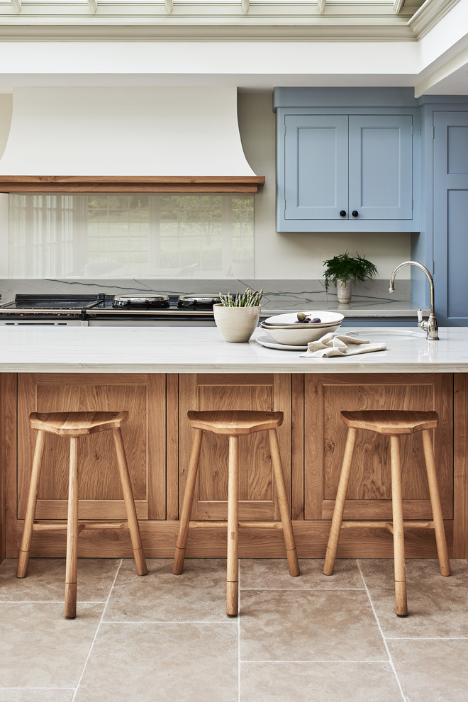 Esempio di una grande cucina minimal con ante con riquadro incassato, ante in legno chiaro, top in quarzite, elettrodomestici da incasso e pavimento con piastrelle in ceramica