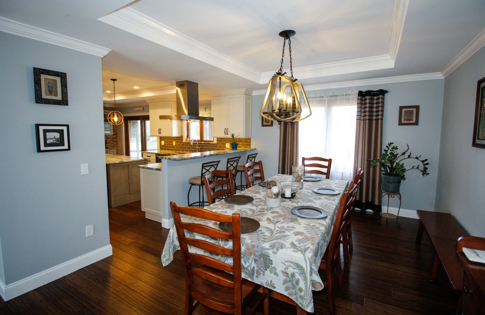 Esempio di una grande sala da pranzo aperta verso la cucina contemporanea con pavimento in bambù, pavimento marrone e soffitto ribassato