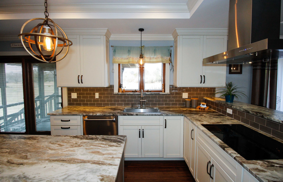 Exempel på ett stort modernt flerfärgad flerfärgat kök, med en undermonterad diskho, luckor med infälld panel, skåp i slitet trä, granitbänkskiva, grönt stänkskydd, stänkskydd i porslinskakel, rostfria vitvaror, bambugolv, en köksö och brunt golv