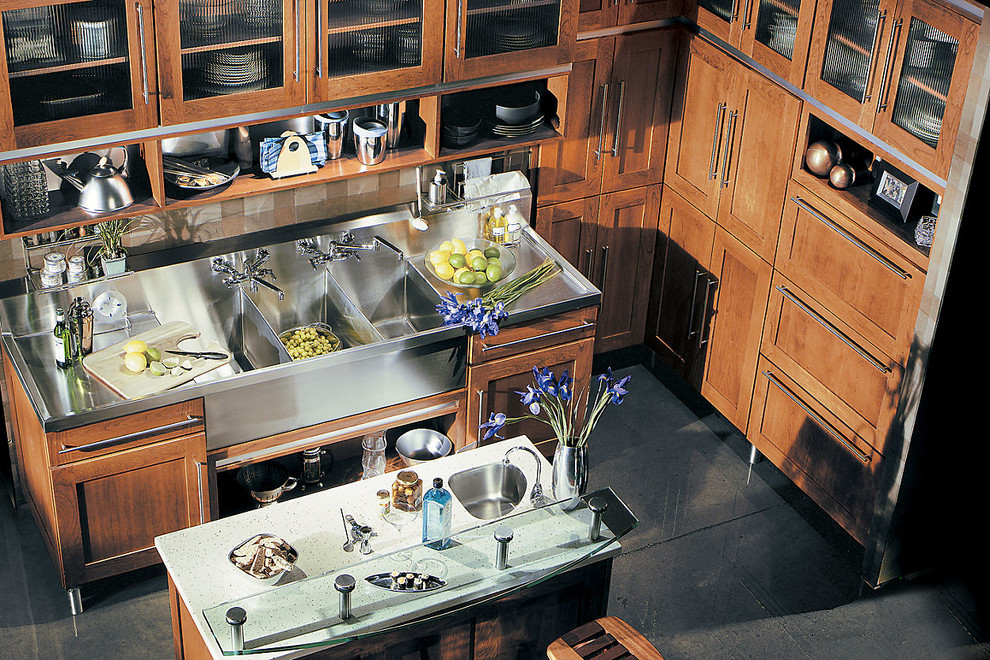 Große Moderne Küche in L-Form mit integriertem Waschbecken, Schrankfronten im Shaker-Stil, hellbraunen Holzschränken, Edelstahl-Arbeitsplatte, Betonboden und Kücheninsel in Denver
