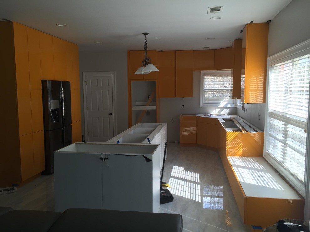 Пример оригинального дизайна: п-образная кухня среднего размера в стиле модернизм с обеденным столом, плоскими фасадами, оранжевыми фасадами, полом из керамогранита и островом