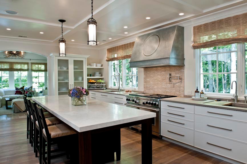 Foto di una cucina minimal con lavello sottopiano, ante bianche e elettrodomestici in acciaio inossidabile