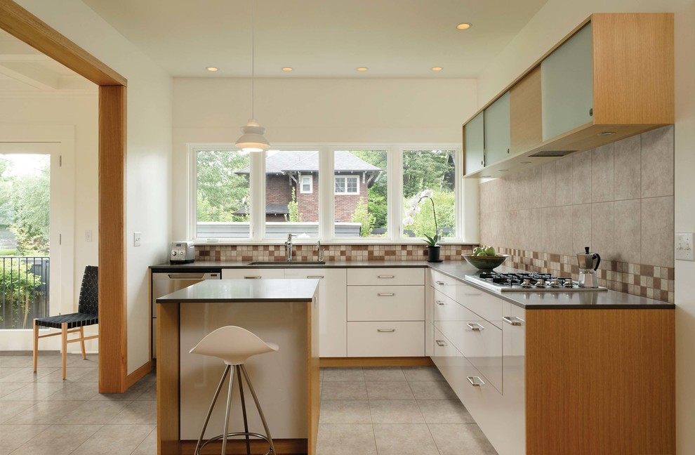 Immagine di una grande cucina classica con paraspruzzi marrone, paraspruzzi con piastrelle in ceramica e pavimento in gres porcellanato