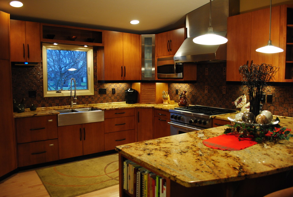 Bild på ett mellanstort vintage kök, med en rustik diskho, släta luckor, skåp i mellenmörkt trä, granitbänkskiva, brunt stänkskydd, stänkskydd i mosaik, ljust trägolv, en halv köksö och rostfria vitvaror