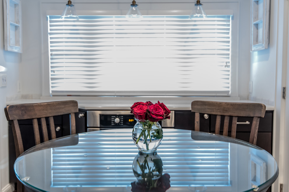 Foto di una sala da pranzo aperta verso la cucina classica di medie dimensioni con parquet scuro