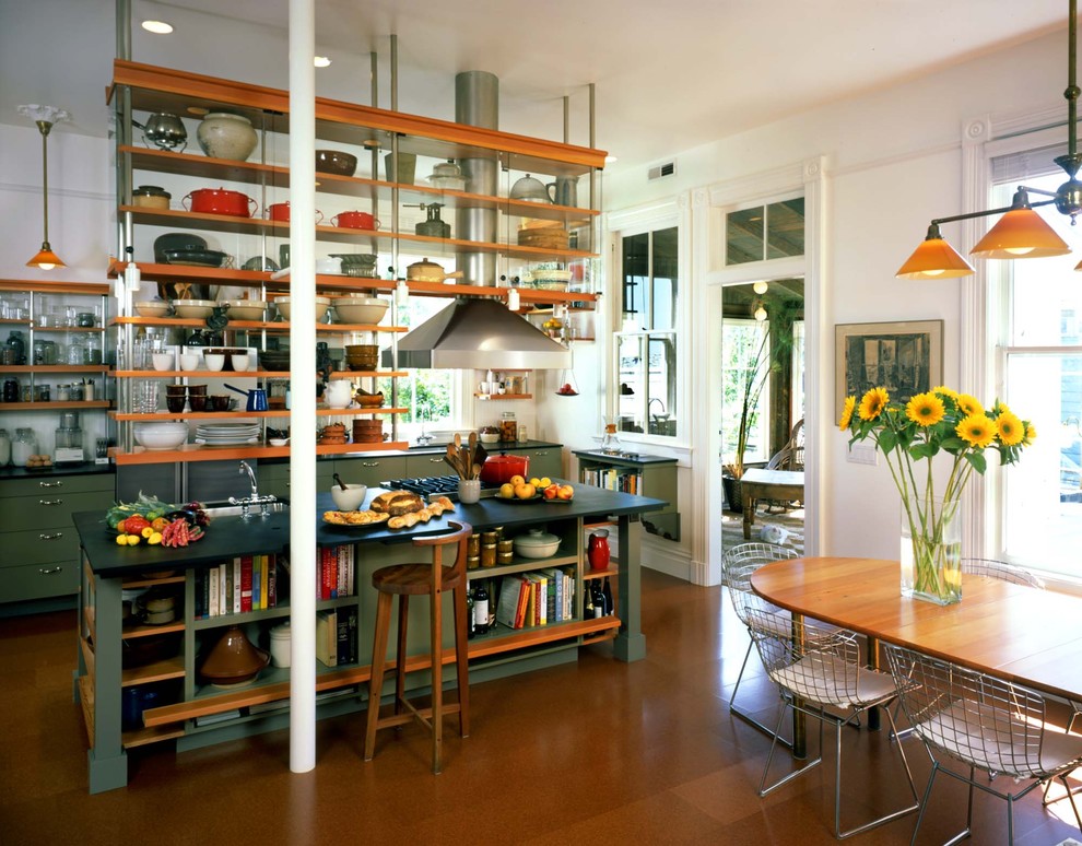 Свежая идея для дизайна: параллельная кухня в стиле лофт с обеденным столом, открытыми фасадами и зелеными фасадами - отличное фото интерьера