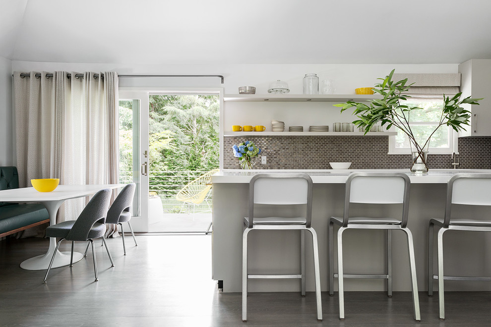 На фото: серо-белая кухня в современном стиле с обеденным столом, открытыми фасадами, серыми фасадами, фартуком цвета металлик, фартуком из металлической плитки и островом с