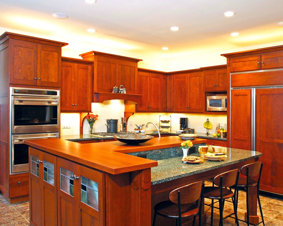 На фото: кухня среднего размера в классическом стиле с фасадами в стиле шейкер, фасадами цвета дерева среднего тона, техникой под мебельный фасад и островом