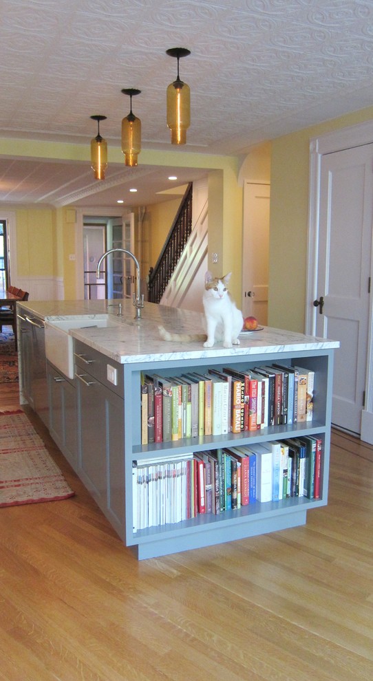 Example of a classic kitchen design in New York with a farmhouse sink
