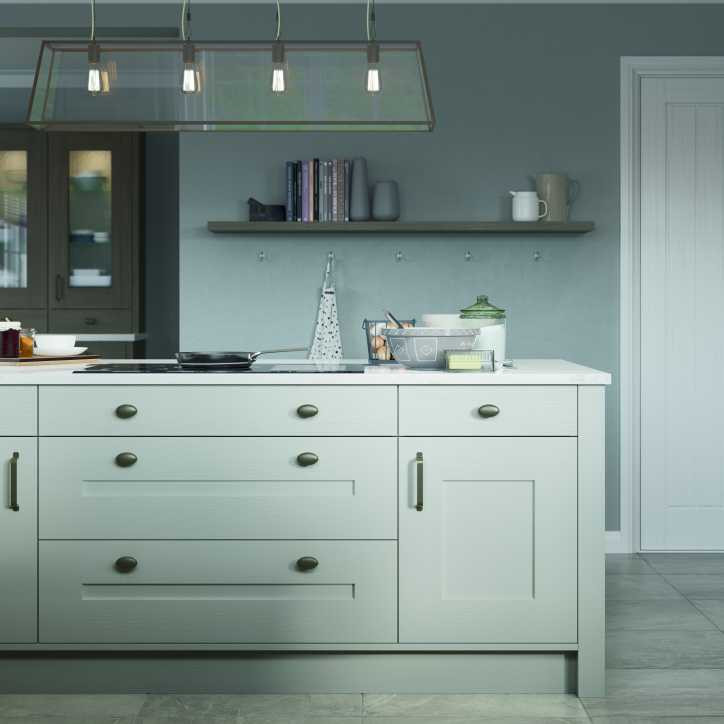Inredning av ett modernt mellanstort vit vitt kök, med en nedsänkt diskho, skåp i shakerstil, grå skåp, bänkskiva i kvartsit, grått stänkskydd, färgglada vitvaror, marmorgolv, en köksö och grått golv