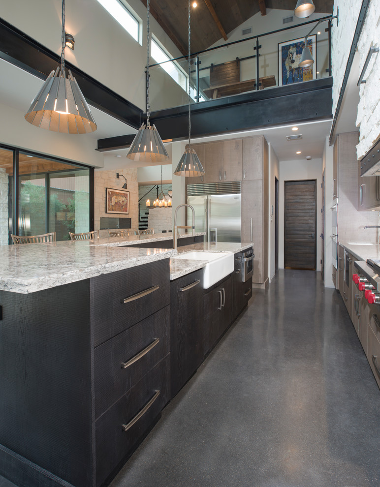 Foto på ett mellanstort funkis flerfärgad kök, med en rustik diskho, vitt stänkskydd, rostfria vitvaror, betonggolv, en köksö, grått golv, släta luckor, svarta skåp, bänkskiva i kvarts och stänkskydd i stenkakel