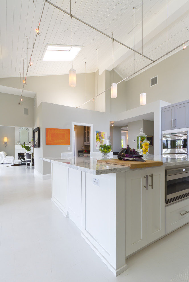 Moderne Küche mit Küchengeräten aus Edelstahl und weißem Boden in Orlando