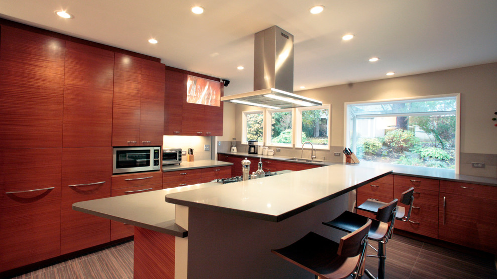 Immagine di una grande cucina minimal con ante lisce, ante in legno scuro e elettrodomestici in acciaio inossidabile