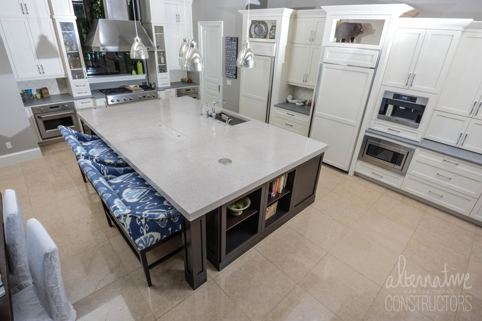 Offene Küche mit Betonarbeitsplatte, Küchengeräten aus Edelstahl und Kücheninsel in Miami