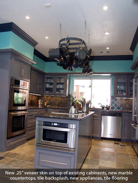 Immagine di una cucina minimalista con lavello sottopiano, ante con bugna sagomata, ante grigie, top in granito, paraspruzzi multicolore e elettrodomestici in acciaio inossidabile