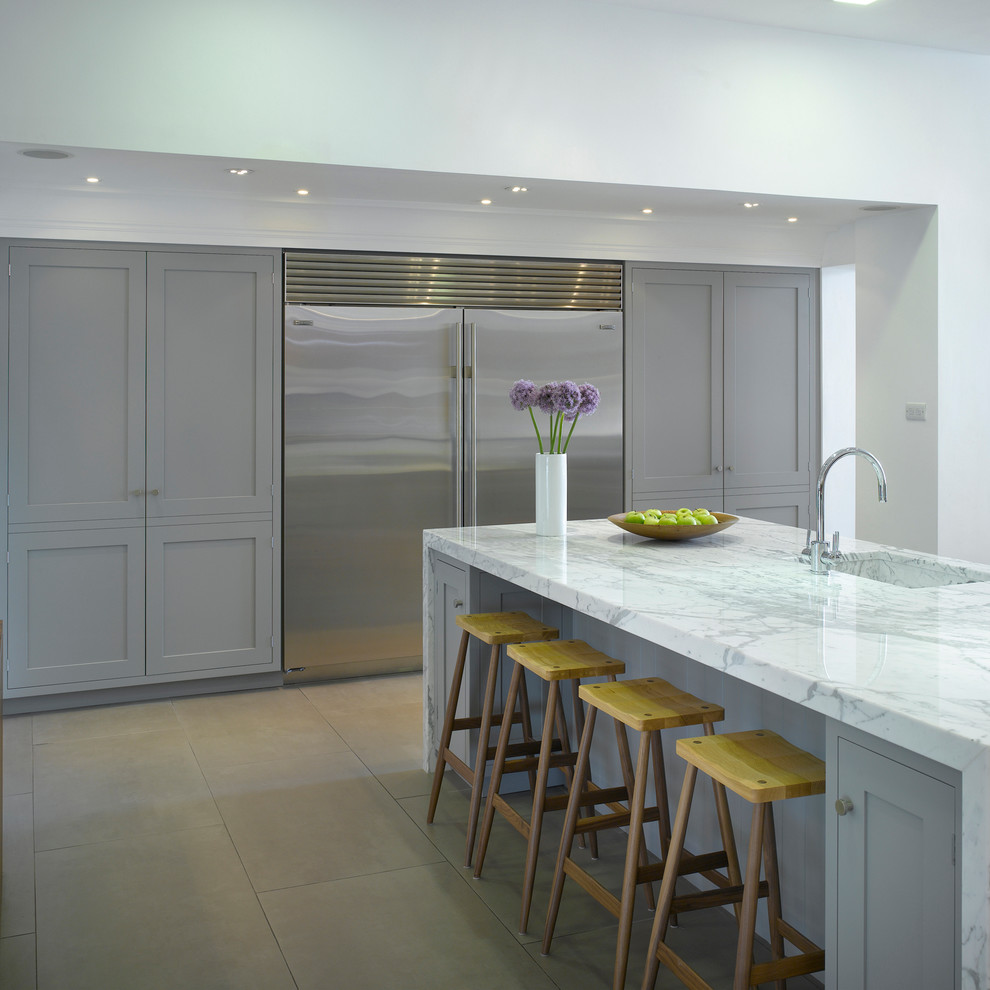 Esempio di una grande cucina design con lavello integrato, ante lisce, ante grigie e top in marmo