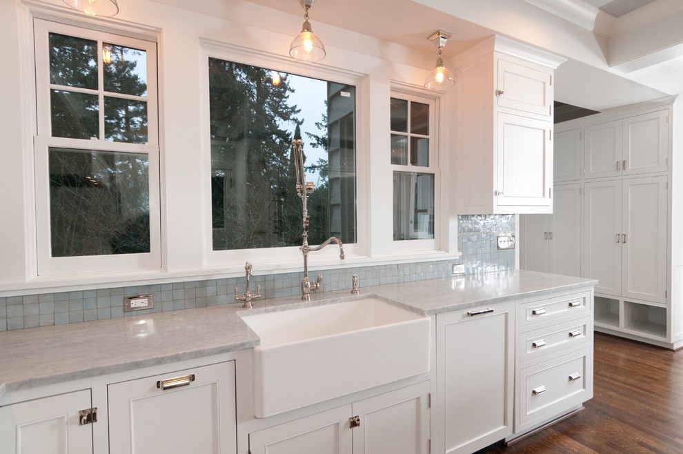 Klassische Küche mit Rückwand aus Glasfliesen, Landhausspüle, Schrankfronten mit vertiefter Füllung, weißen Schränken, Marmor-Arbeitsplatte und Küchenrückwand in Blau in Portland