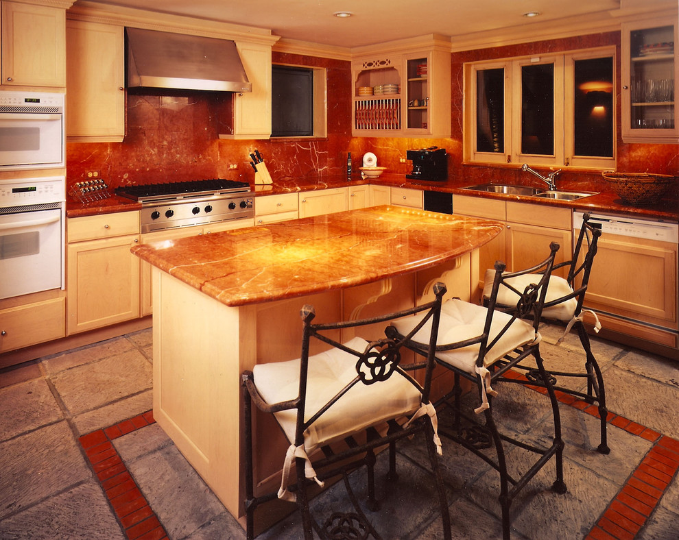 Küche mit Schrankfronten mit vertiefter Füllung, hellen Holzschränken und Küchenrückwand in Rot in Sonstige