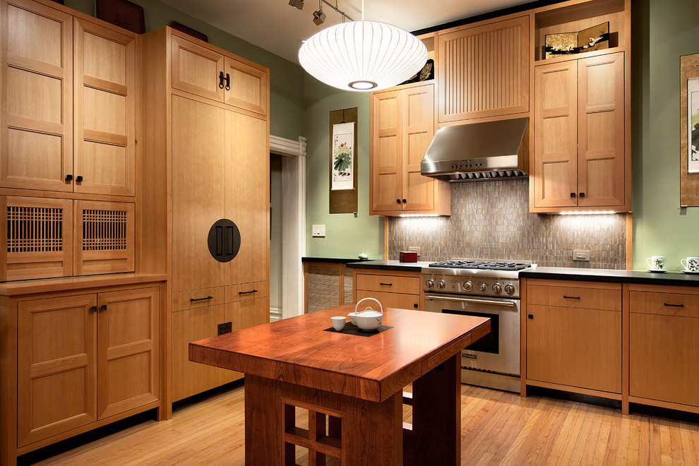На фото: кухня в восточном стиле с деревянной столешницей и фасадами цвета дерева среднего тона с