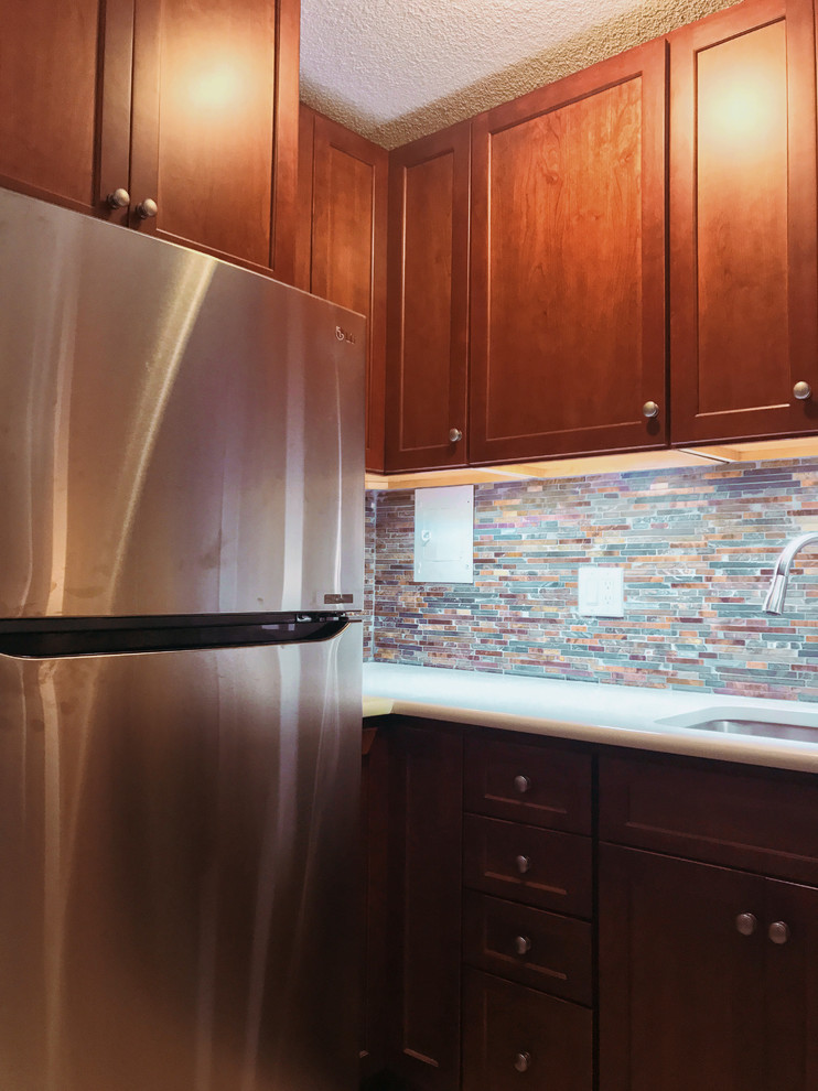 Exempel på ett litet rustikt kök, med en undermonterad diskho, skåp i shakerstil, skåp i mörkt trä, bänkskiva i kvartsit, flerfärgad stänkskydd, stänkskydd i stenkakel, rostfria vitvaror, klinkergolv i porslin och flerfärgat golv