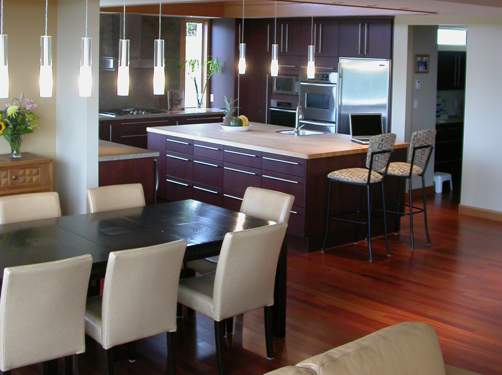 Imagen de cocina actual de tamaño medio abierta con suelo de madera en tonos medios