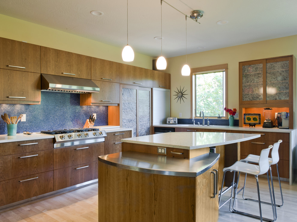 Cette image montre une cuisine minimaliste avec un électroménager en acier inoxydable.