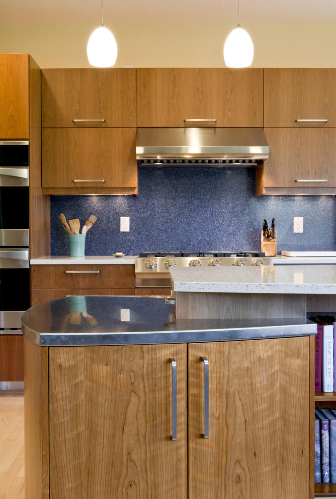 Moderne Küche mit Küchengeräten aus Edelstahl in Portland