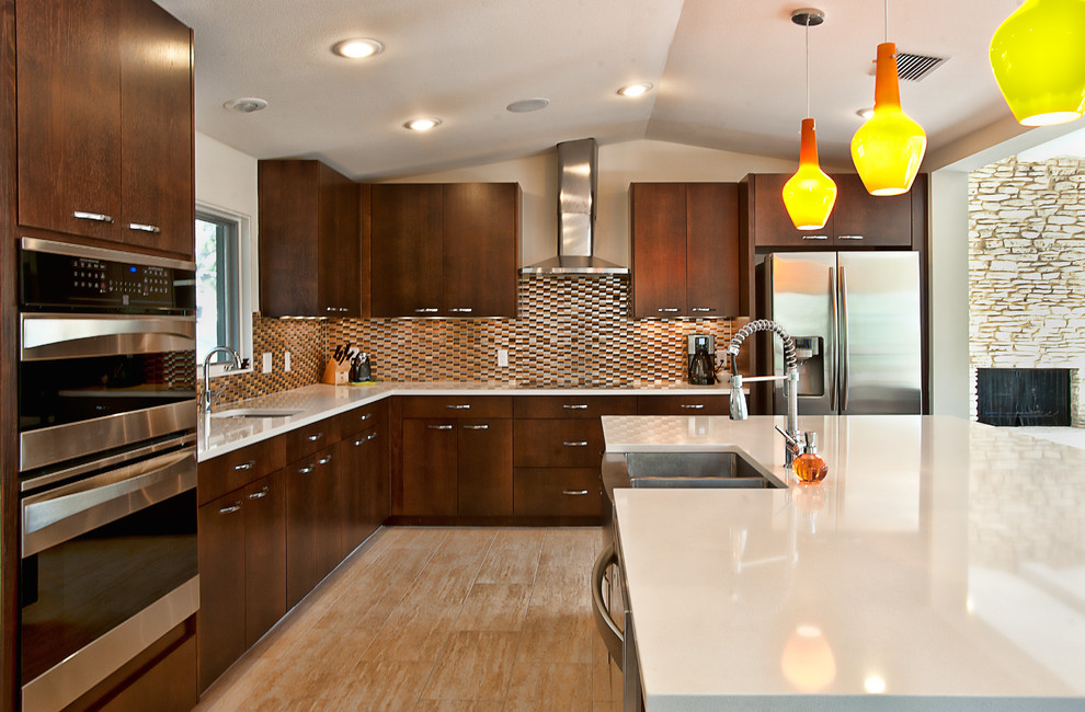 Moderne Küche mit Rückwand aus Mosaikfliesen, bunter Rückwand, flächenbündigen Schrankfronten, dunklen Holzschränken, Küchengeräten aus Edelstahl und Doppelwaschbecken in Austin