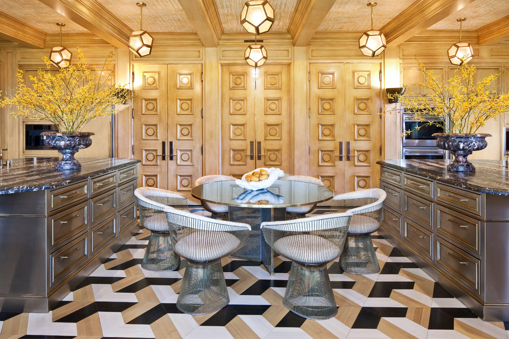 Inspiration pour une très grande cuisine avec plan de travail en marbre et un sol en marbre.