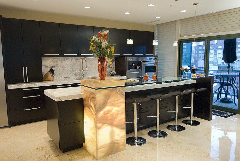 Immagine di una cucina parallela contemporanea con elettrodomestici in acciaio inossidabile, top in marmo, ante lisce, ante nere, paraspruzzi bianco e paraspruzzi in marmo