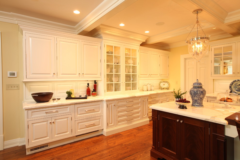 Imagen de cocina clásica con armarios con paneles con relieve y puertas de armario blancas