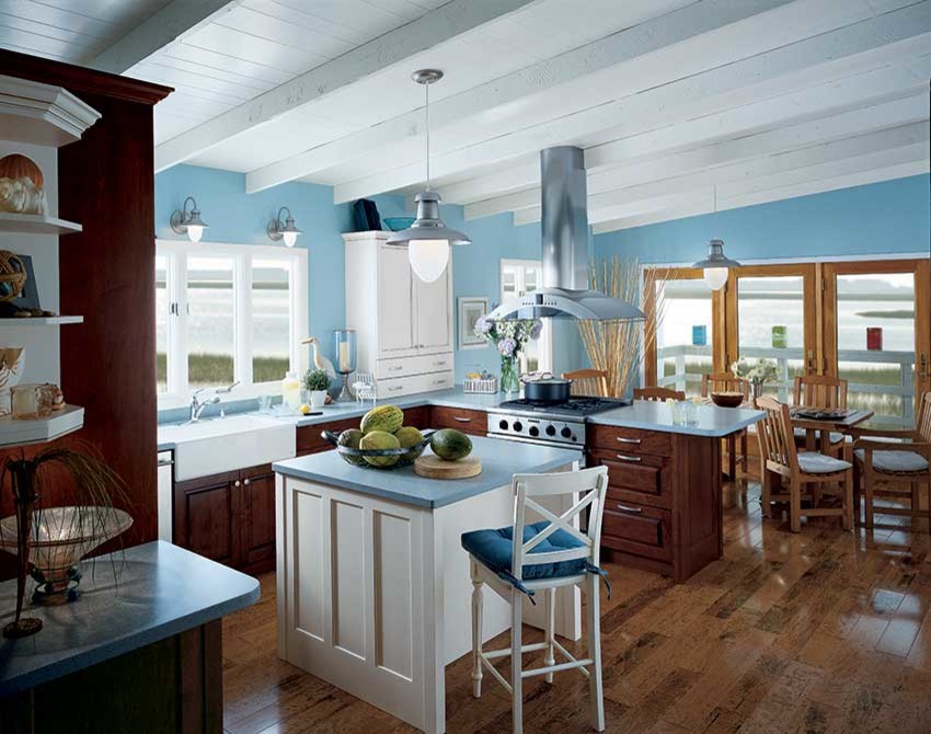Exempel på ett mellanstort maritimt kök, med en rustik diskho, luckor med infälld panel, vita skåp, laminatbänkskiva, rostfria vitvaror, mellanmörkt trägolv och en köksö