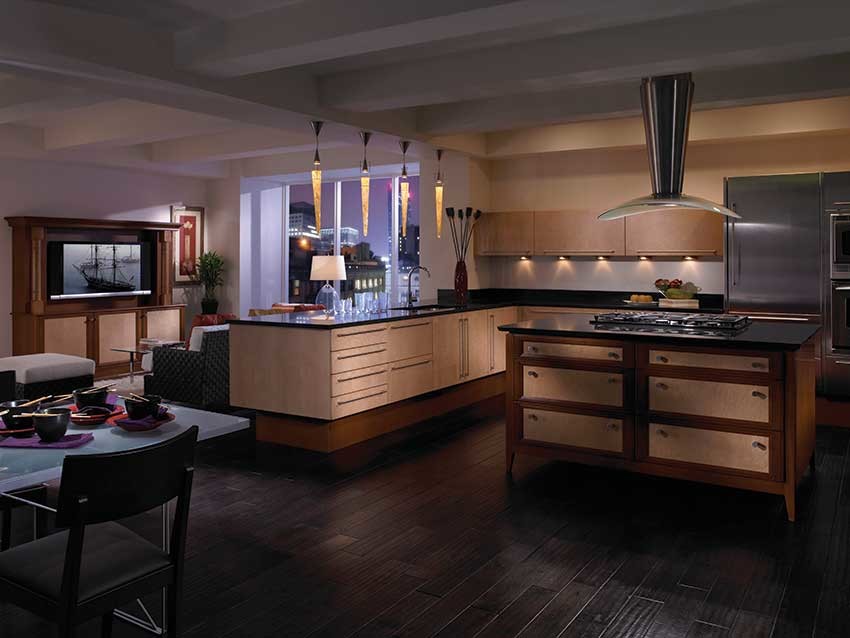 Exempel på ett mellanstort modernt kök, med en undermonterad diskho, släta luckor, skåp i ljust trä, bänkskiva i koppar, rostfria vitvaror, mörkt trägolv och en köksö
